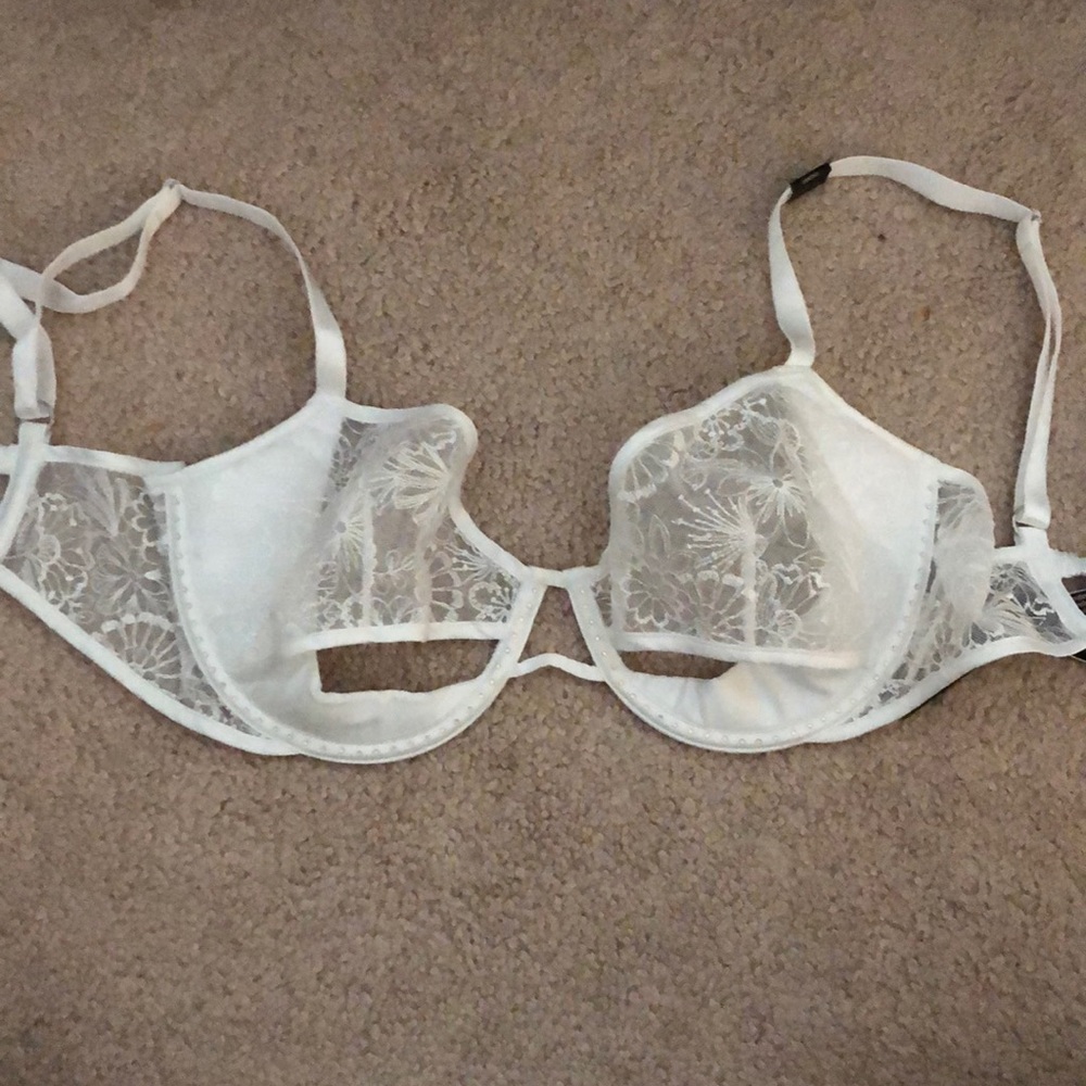 Victoria’s Secret 32DD White Peek a Boo Bra